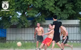 [ẢNH] Thanh niên ở quê cởi trần đá bóng phủi mùa World Cup
